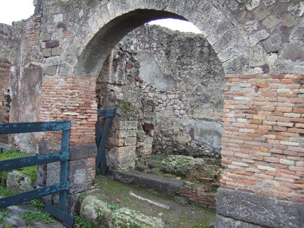 IX.2.28 Pompeii. December 2005.  Entrance under arcade, leading to kitchen, latrine and small storeroom.  