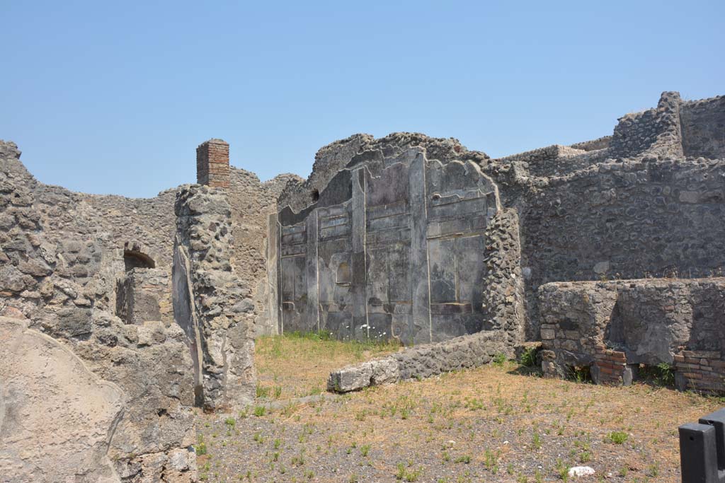 IX.3.2 Pompeii. July 2017. Looking towards south wall of former atrium, on right, and garden area, in centre.
Foto Annette Haug, ERC Grant 681269 DÉCOR.
