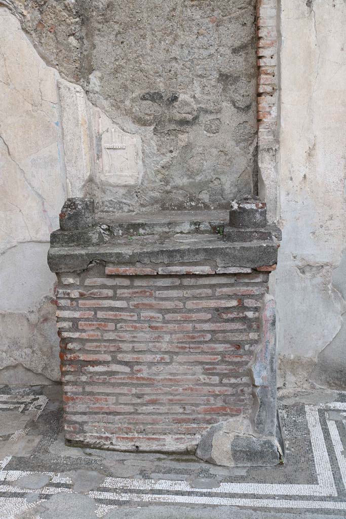 IX.3.5 Pompeii. September 2018. Room 3, detail of east side of altar. Photo courtesy of Aude Durand.

