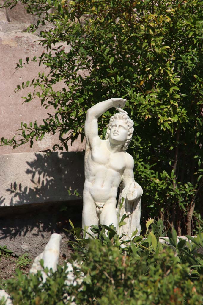 IX.3.5 Pompeii. September 2017. 
Looking east across garden towards statuette of young Satyr/Silenus lifting his right arm above his head.
Photo courtesy of Klaus Heese.
