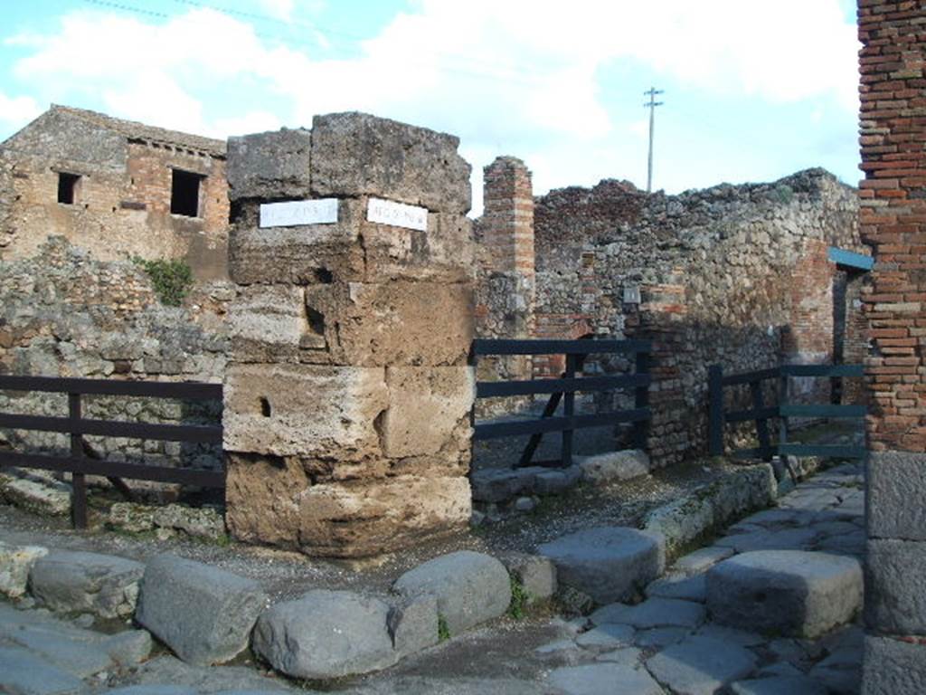 IX.3.10 and IX.3.11 Pompeii. December 2004. Two entrances on corner between Via Stabiana and unnamed vicolo.