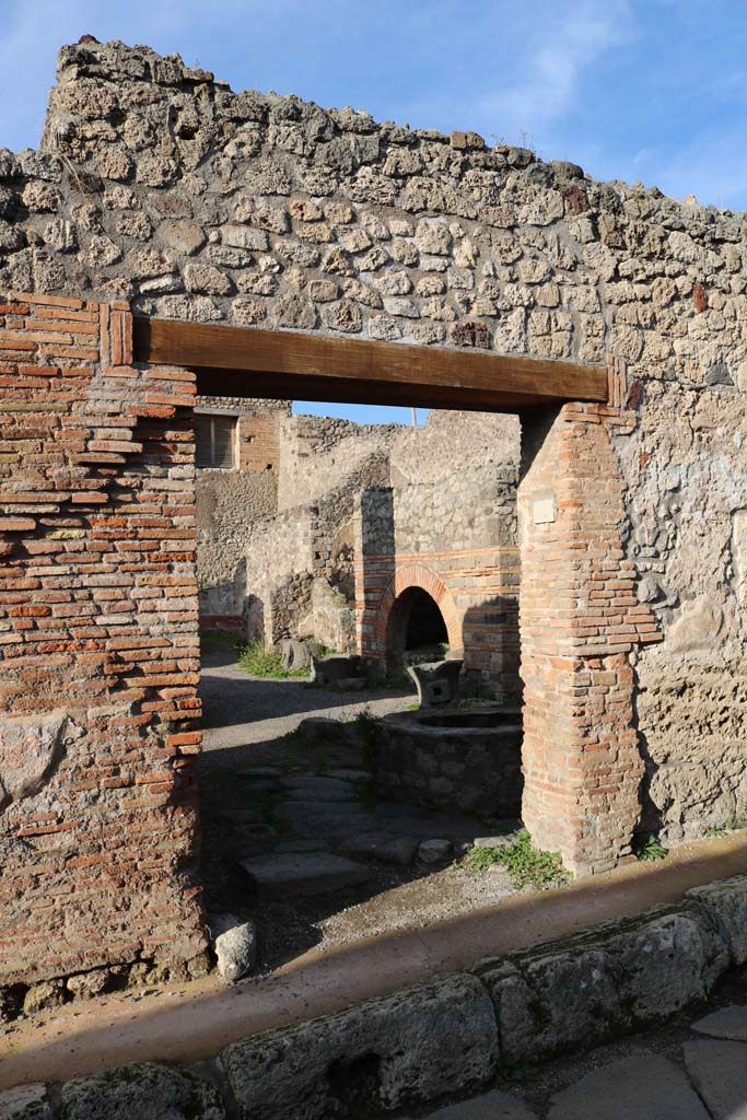 IX.3.12 Pompeii. December 2018. 
Looking north to entrance doorway. Photo courtesy of Aude Durand.
On the left of the entrance, between IX.3.11 and IX.3.12, a painted graffiti was found:
Proculus  rog(at)     [CIL IV 365].
See Della Corte, M., 1965. Case ed Abitanti di Pompei. Napoli: Fausto Fiorentino. (p. 158).
