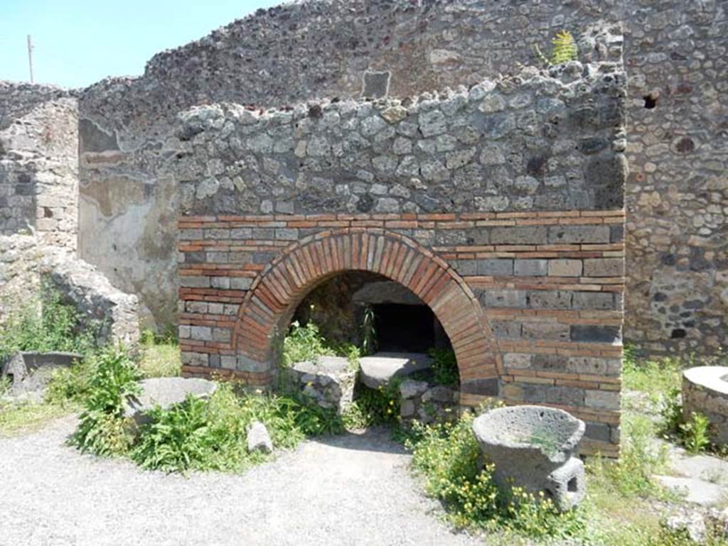 IX.3.12 Pompeii. May 2018. Oven. Photo courtesy of Buzz Ferebee.
For other photos of Oven, look at end of parts for IX.3.12.

