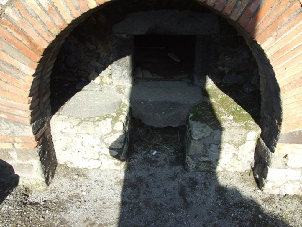 IX.3.12 Pompeii. March 2009. Detail of oven.