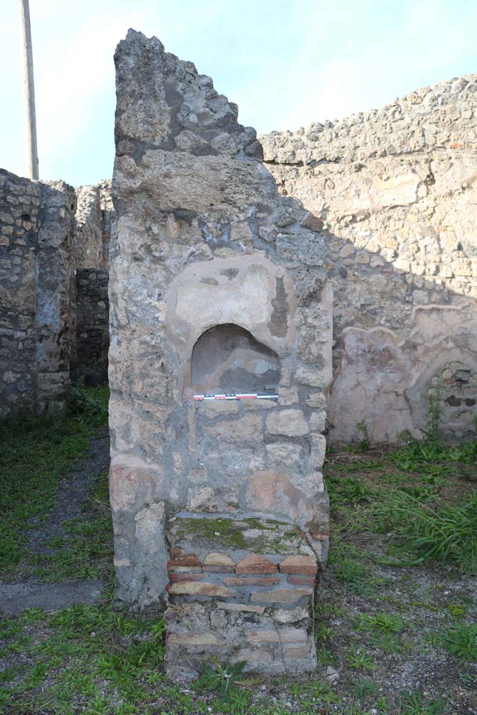 IX.3.14 Pompeii. December 2018. Detail of niche, and altar in shop. Photo courtesy of Aude Durand.