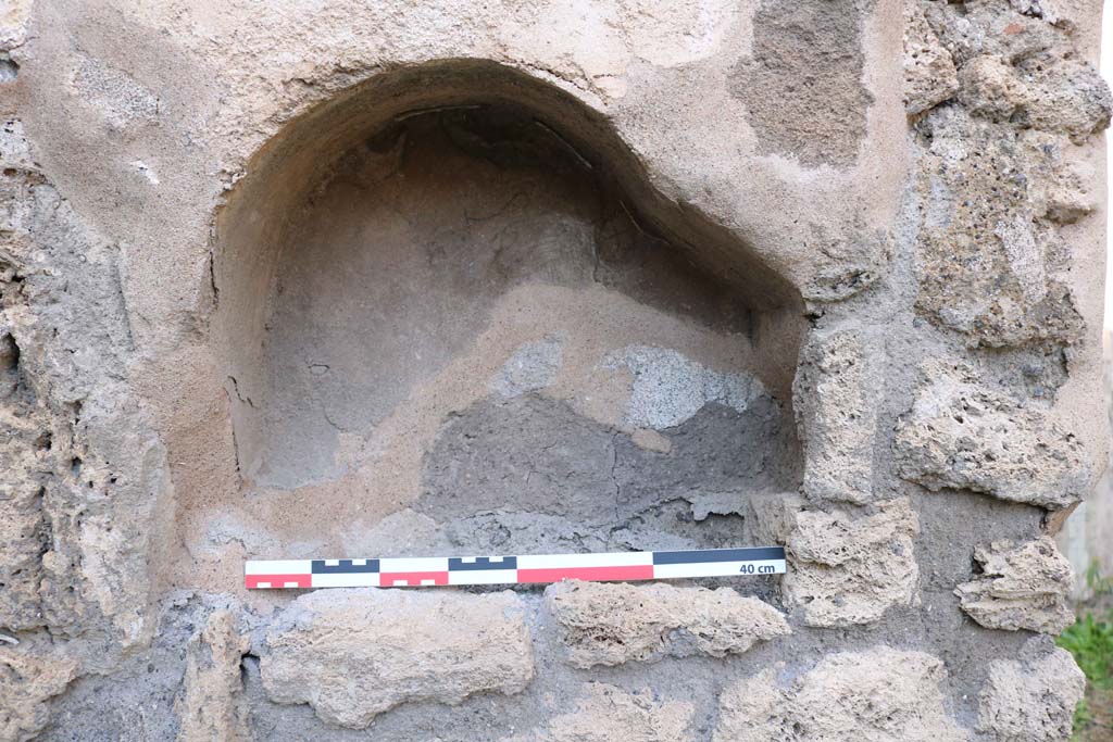 IX.3.14 Pompeii. December 2018. Detail of niche set into north wall of shop. Photo courtesy of Aude Durand.