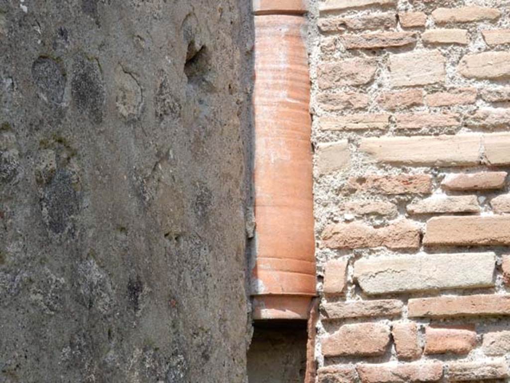 IX.3.17 Pompeii. May 2018. Detail of downpipe on north wall of corridor. Photo courtesy of Buzz Ferebee.