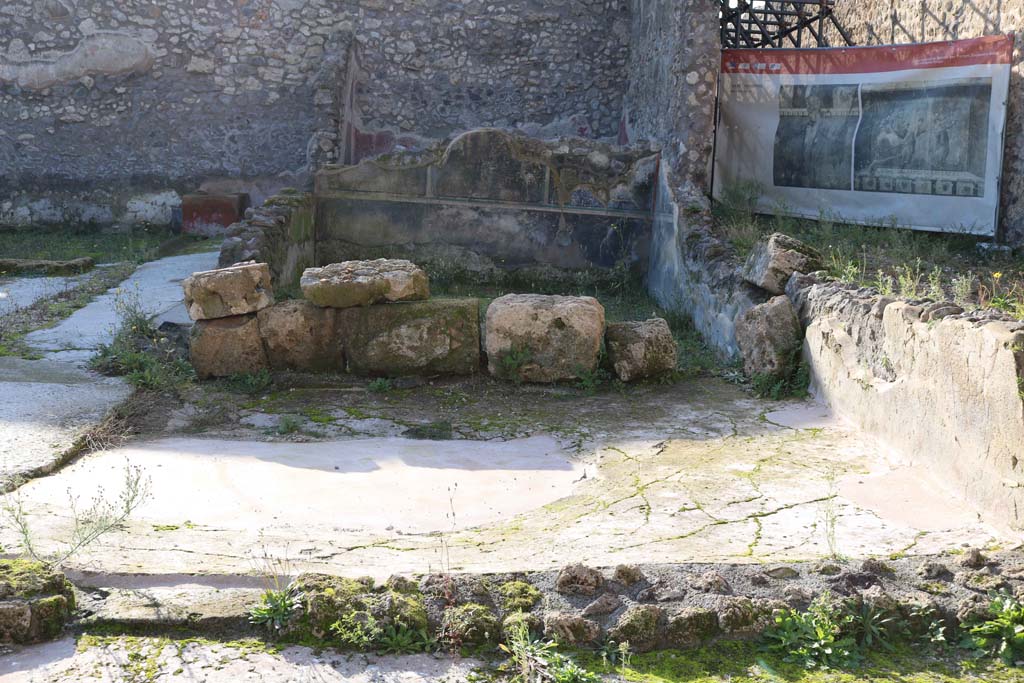 IX.3.22 Pompeii. December 2018. Looking towards room on west side. Photo courtesy of Aude Durand.

