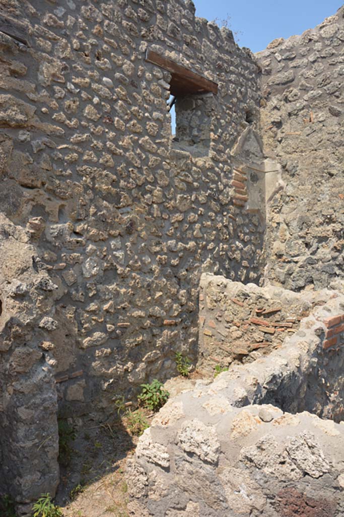 IX.3.23 Pompeii. July 2017. Doorway into room b, in east wall of entrance corridor.
Room d, can be seen at the rear in the north-east corner.
Foto Annette Haug, ERC Grant 681269 DÉCOR.
