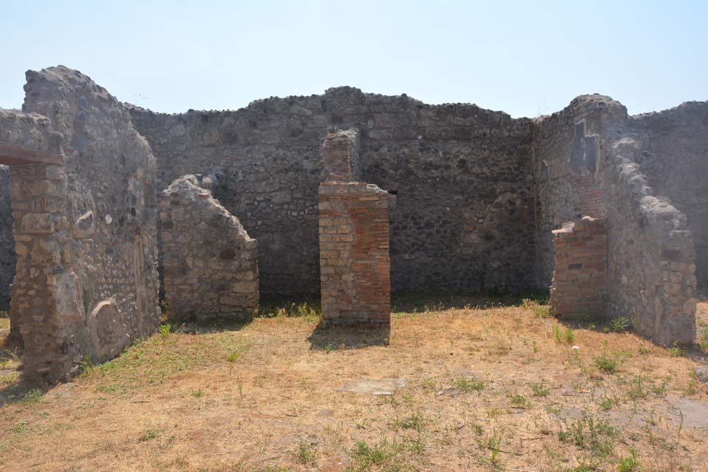 IX.3.23 Pompeii. July 2017. West side of yard c, with doorways to rooms g and f.
Foto Annette Haug, ERC Grant 681269 DÉCOR.
