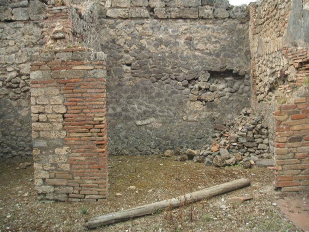 IX.3.23 Pompeii. May 2005. Room f, doorways to rooms on west side of atrium.
The one on the right, as Fiorelli described “without closure, used as the tablinum”.
The room on the left of the picture was a cubiculum.
