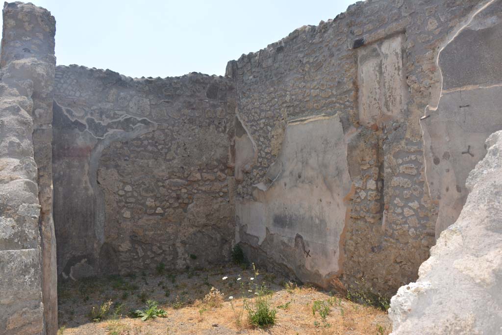 IX.3.23 Pompeii. July 2017. Triclinium e, looking north-west through doorway.
Foto Annette Haug, ERC Grant 681269 DÉCOR.
