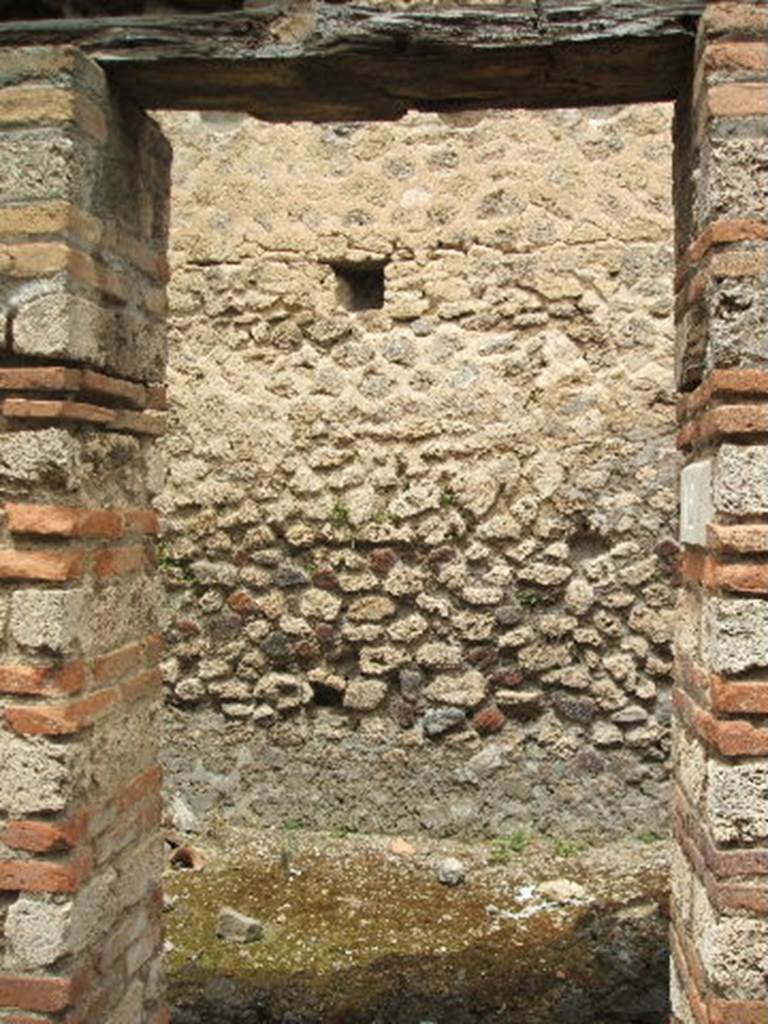 IX.4.12 Pompeii. May 2005. Entrance to room with three doorways. Looking north into middle doorway of room w.  