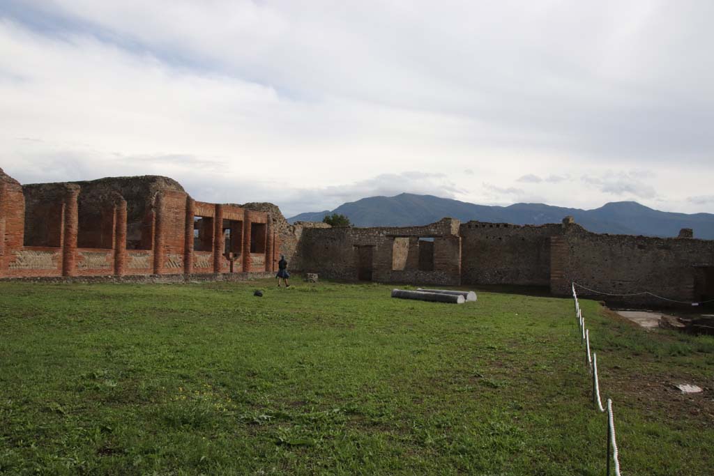 IX.4.18 Pompeii. October 2020. Looking south-east across palaestra “d”, with windows to rooms “q” and “s”, on left. Photo courtesy of Klaus Heese.