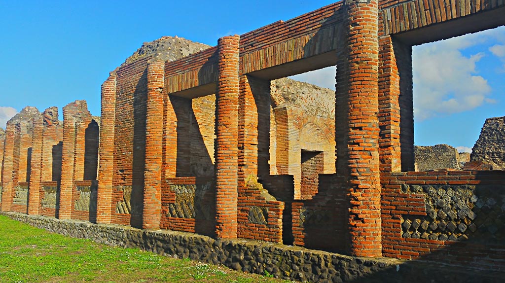 IX.4.18 Pompeii. December 2019. 
Looking north-east on east side of palaestra “d”, with windows into Tepidarium “q”, on left, and Caldarium “s”, on right.
Photo courtesy of Giuseppe Ciaramella.
