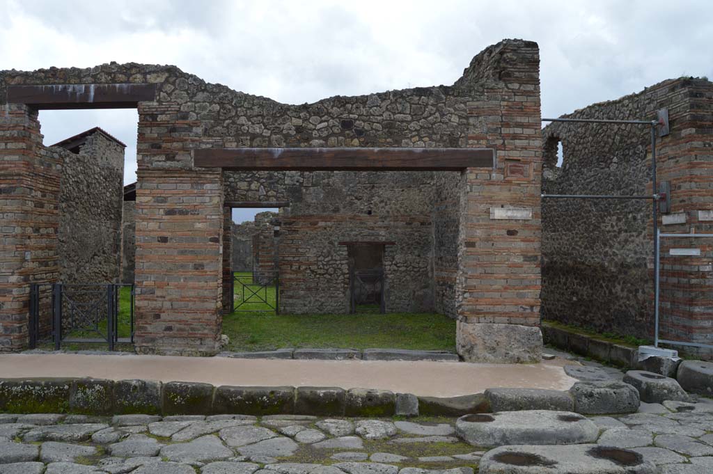 IX.5.1 Pompeii. March 2018. 
Looking south to entrance doorway to shop on Via di Nola, at corner of junction with Vicolo di Tesmo, on right.
Foto Taylor Lauritsen, ERC Grant 681269 DÉCOR.
