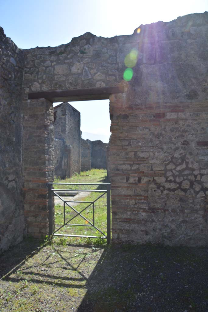 IX.5.1 Pompeii. March 2017. 
South-east corner with doorway to atrium of IX.5.2 in south wall.
Foto Christian Beck, ERC Grant 681269 DÉCOR.
