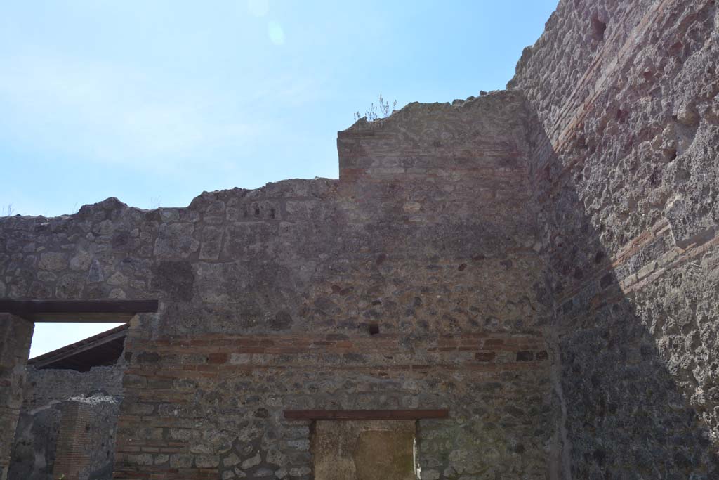 IX.5.1 Pompeii. May 2017. Upper south wall at west end above doorway leading into a rear room of the shop.
Foto Christian Beck, ERC Grant 681269 DÉCOR.
