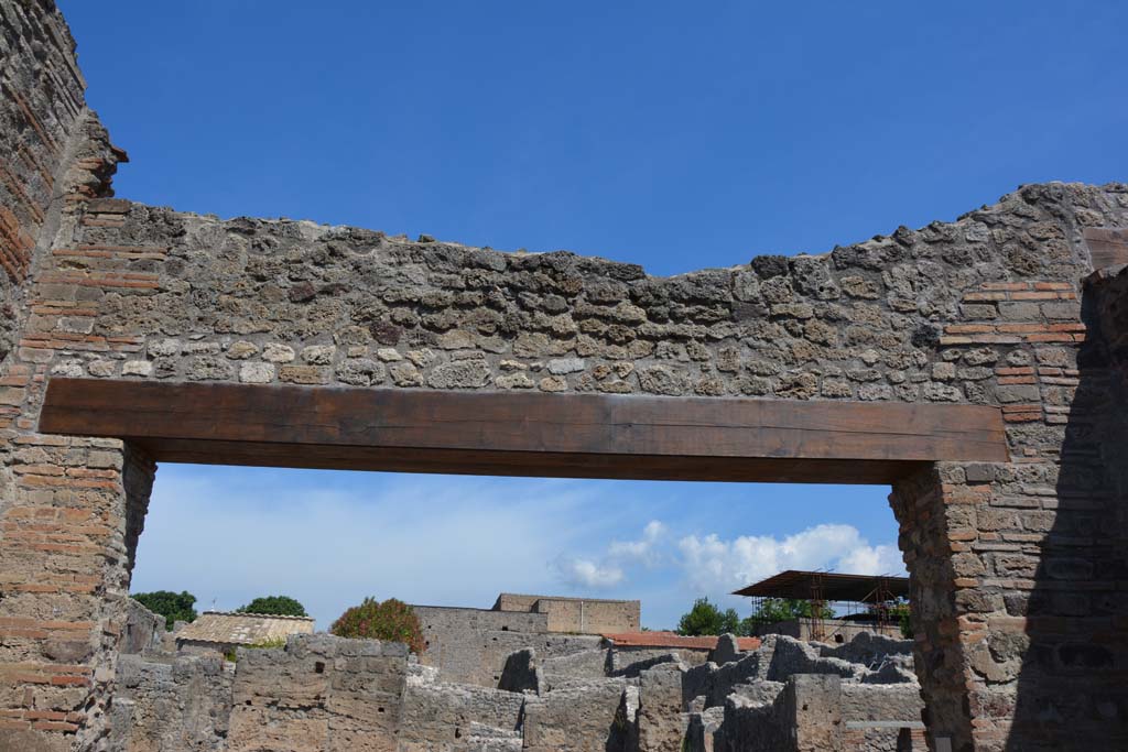 IX.5.1 Pompeii. May 2017. Upper north wall above entrance doorway.
Foto Christian Beck, ERC Grant 681269 DÉCOR.


