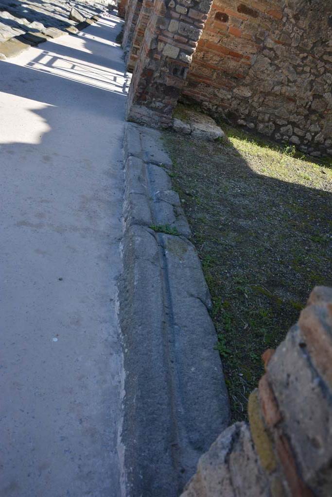 IX.5.1 Pompeii. March 2017. Looking east along doorway threshold on Via di Nola.
Foto Christian Beck, ERC Grant 681269 DÉCOR.
