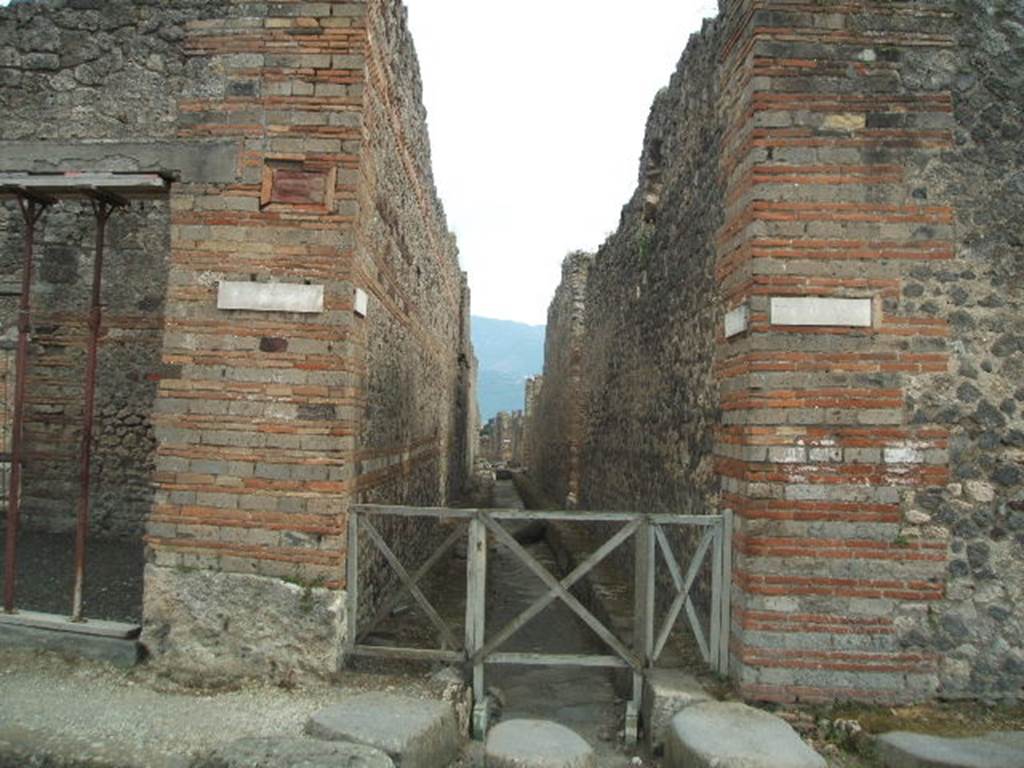 IX.5.1 Pompeii, on left.    Vicolo di Tesmo, looking south from Via Nola.    IX.4, on right.