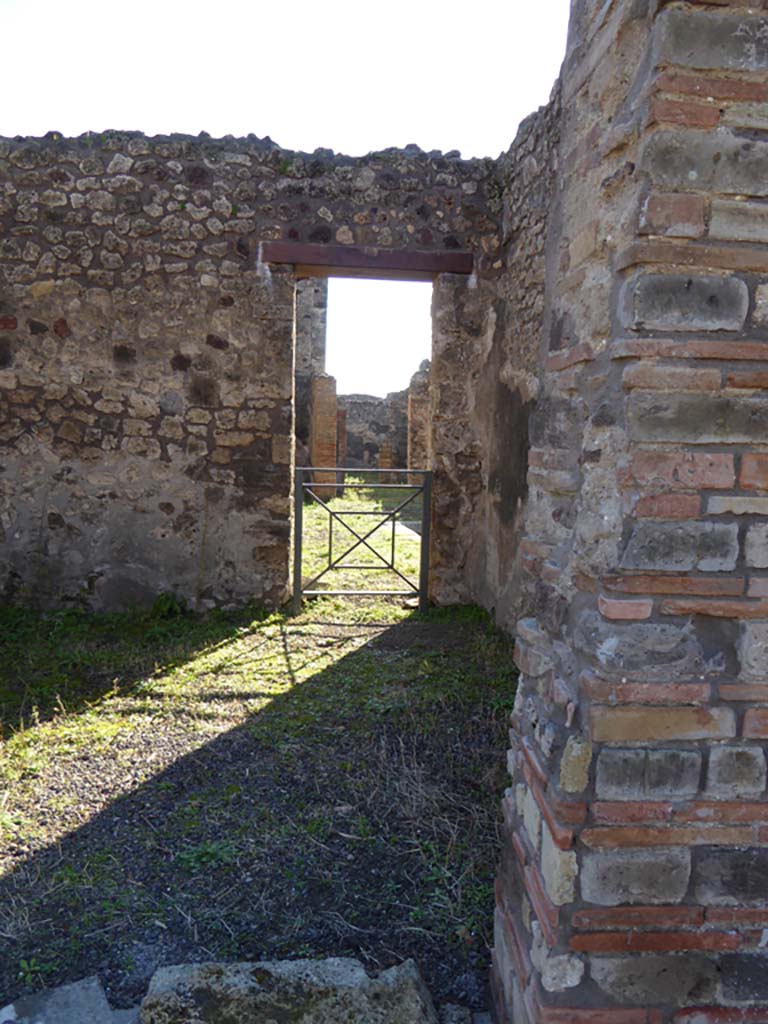 IX.5.3 Pompeii. January 2017. 
Looking south from west side of entrance doorway towards south wall with doorway into IX.5.2.  
Foto Annette Haug, ERC Grant 681269 DÉCOR.
