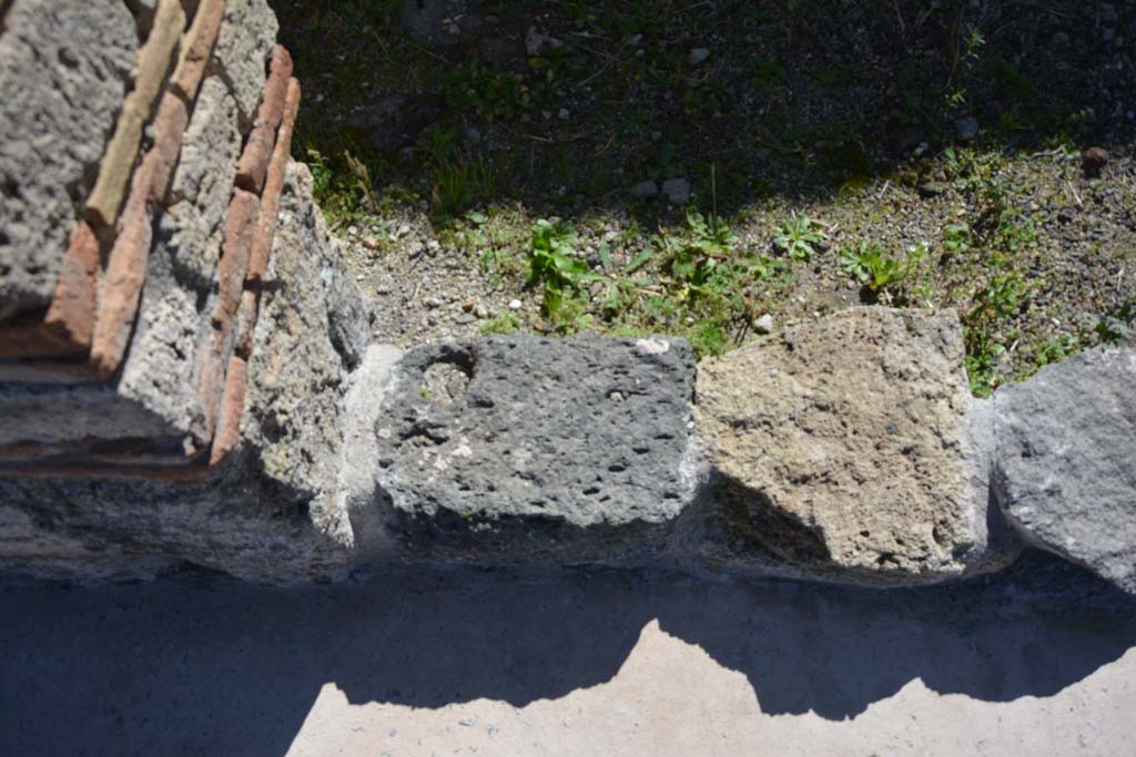 IX.5.3 Pompeii. March 2017. Detail of doorway threshold at east end.  
Foto Christian Beck, ERC Grant 681269 DÉCOR.
