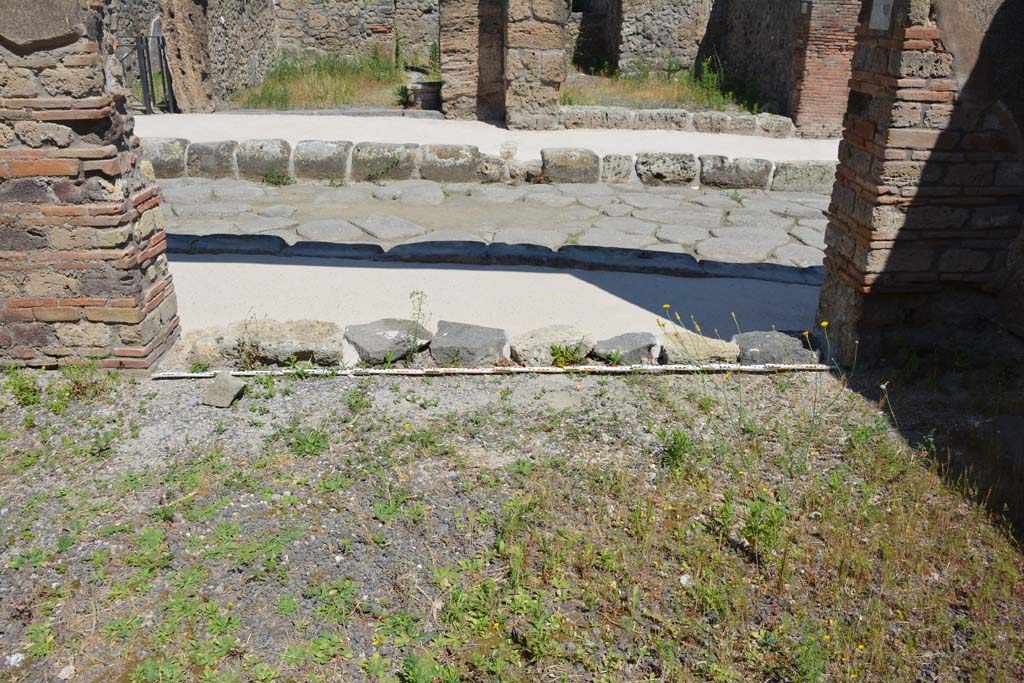 IX.5.3 Pompeii. May 2017. Looking north across shop flooring towards threshold of doorway.  
Foto Christian Beck, ERC Grant 681269 DÉCOR.

