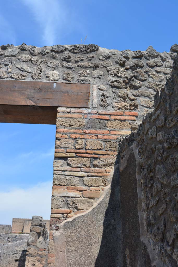 IX.5.3 Pompeii. May 2017. Detail of upper north wall in north-east corner.
Foto Christian Beck, ERC Grant 681269 DÉCOR.
