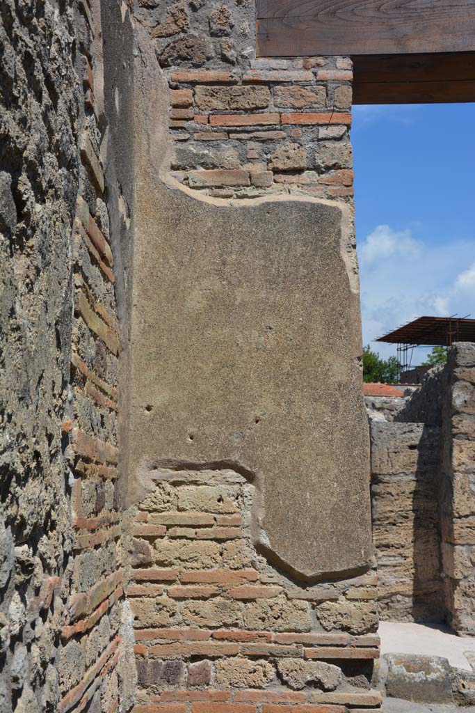 IX.5.3 Pompeii. May 2017. Detail from north wall in north-west corner of shop-room.
Foto Christian Beck, ERC Grant 681269 DÉCOR.
