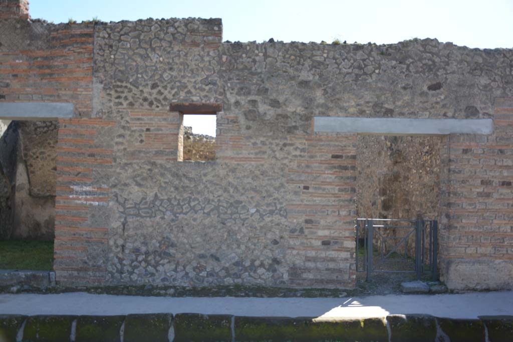 IX.5.5, on left, and IX.5.4, on right, Pompeii. March 2017. Looking south to façade between doorways. 
Foto Christian Beck, ERC Grant 681269 DÉCOR.

