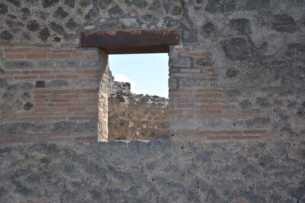 IX.5.4, Pompeii. March 2017. Looking south towards window in front façade on Via di Nola.  
Foto Christian Beck, ERC Grant 681269 DÉCOR.
