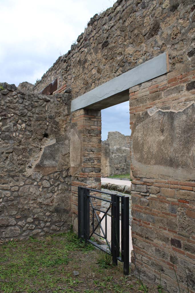 IX.5.4 Pompeii. March 2019. 
Room a, shop entrance in north wall in north-west corner of shop-room.
Foto Christian Beck, ERC Grant 681269 DÉCOR.
