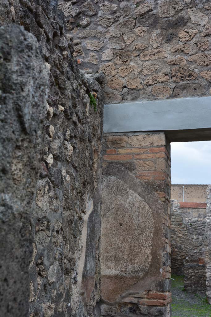 IX.5.4 Pompeii. March 2017. Room a, north wall in north-west corner next to doorway.
Foto Christian Beck, ERC Grant 681269 DÉCOR.
