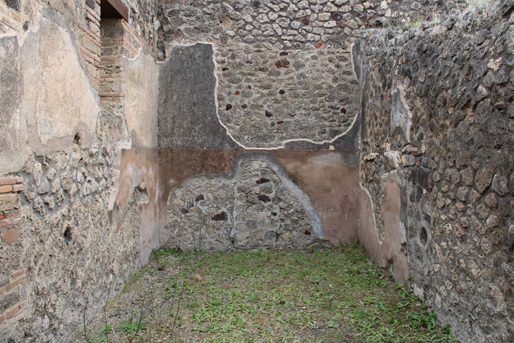 IX.5.4 Pompeii. March 2019. Room a, looking east across shop-room with window in north wall overlooking Via di Nola.
Foto Christian Beck, ERC Grant 681269 DÉCOR.
