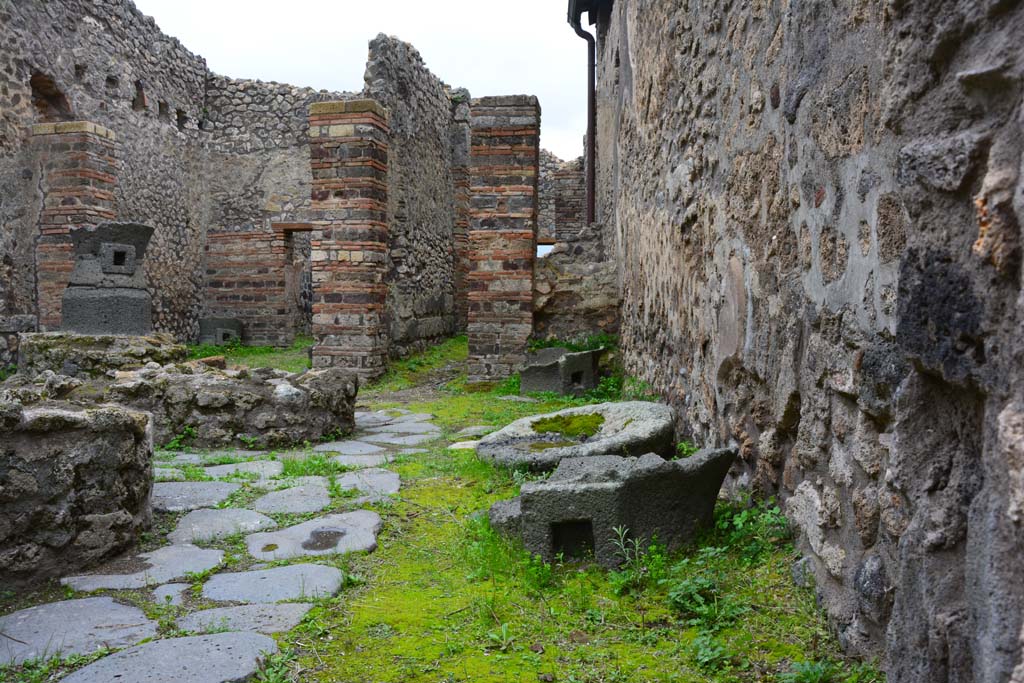 IX.5.4 Pompeii. March 2017. Room b, looking south along west wall towards doorway to room e, in centre.
Foto Christian Beck, ERC Grant 681269 DÉCOR.
