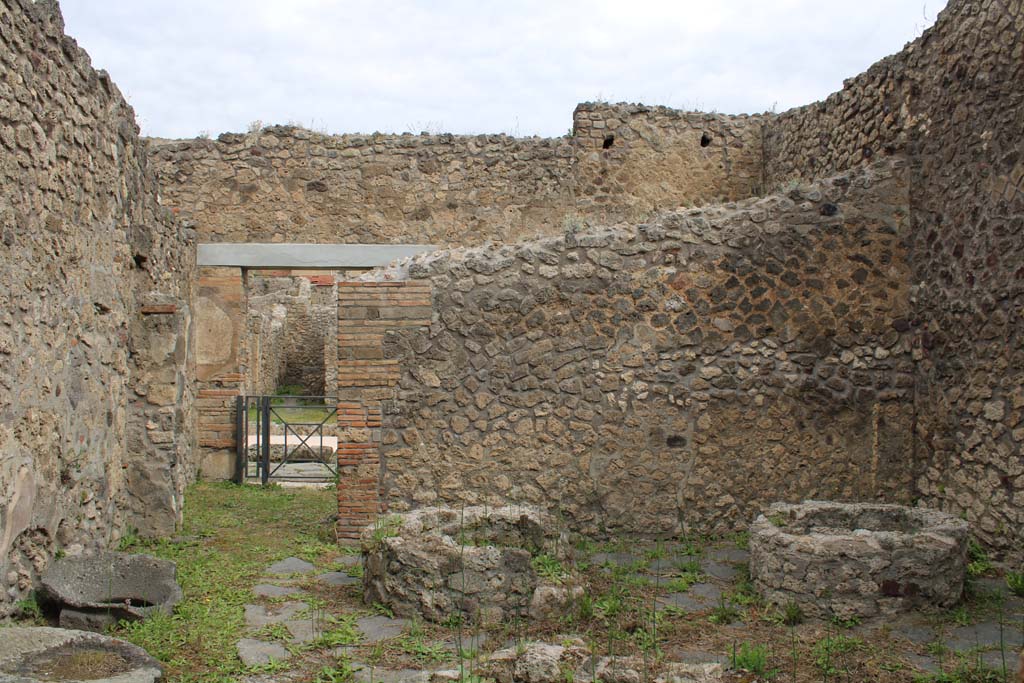 IX.5.4 Pompeii. March 2019. Room b, north wall of the bakery, with doorway to shop-room, on left.
Foto Christian Beck, ERC Grant 681269 DÉCOR.
