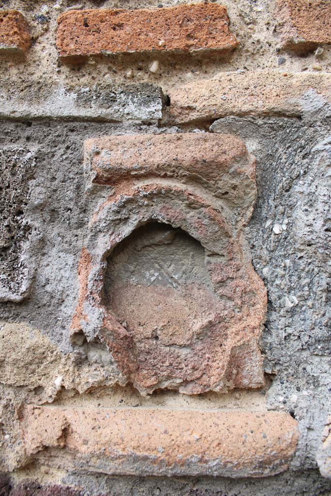 IX.5.4 Pompeii. March 2019. 
Room b, item in pilaster on west side of doorway leading into room e.
Foto Christian Beck, ERC Grant 681269 DÉCOR.

