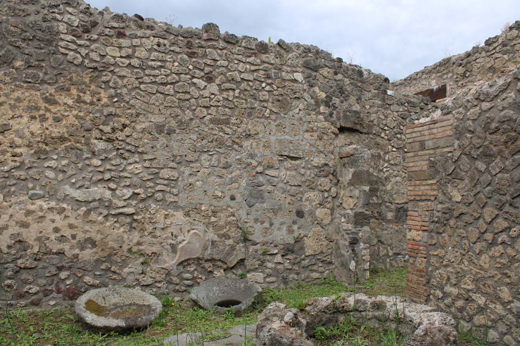 IX.5.4 Pompeii. March 2019. Room b, west wall of bakery, with doorway to room a, on right in north-west corner.
Foto Christian Beck, ERC Grant 681269 DÉCOR.

