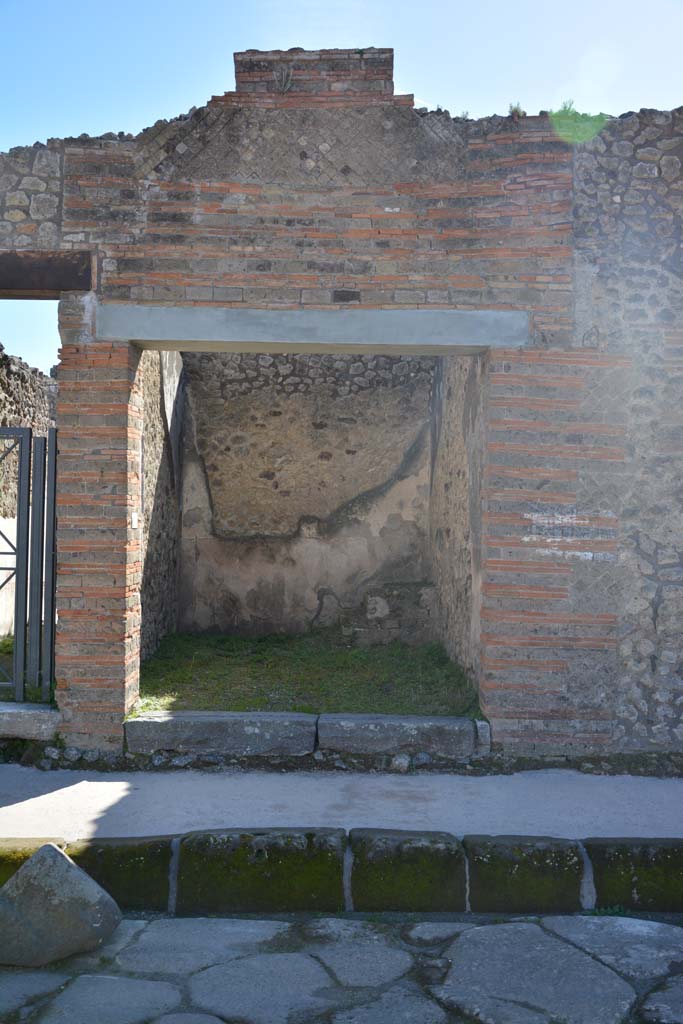 IX.5.5, Pompeii. March 2017. Looking south towards entrance doorway on Via di Nola.  
Foto Christian Beck, ERC Grant 681269 DÉCOR.
