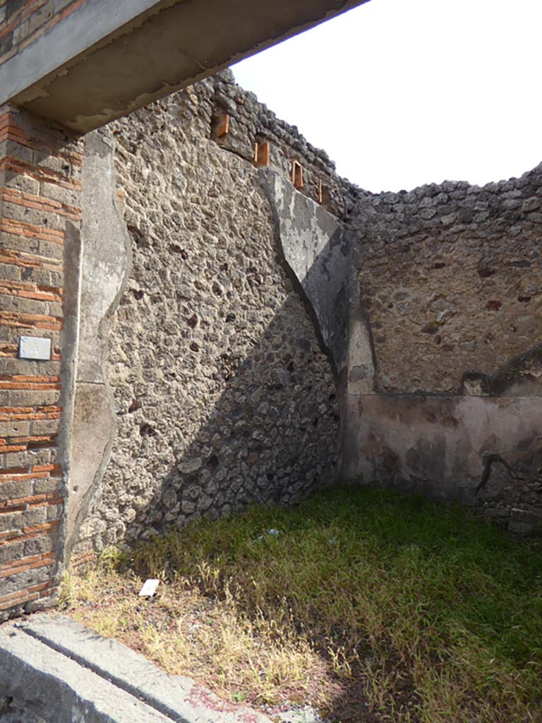 IX.5.5 Pompeii. September 2015. Looking towards east wall from entrance doorway.
Foto Annette Haug, ERC Grant 681269 DÉCOR
