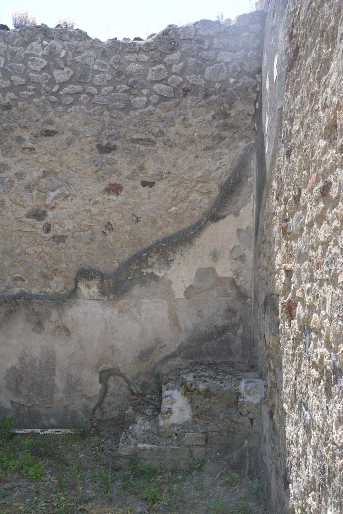 IX.5.5 Pompeii. May 2017. South wall in south-west corner, with base of steps.
Foto Christian Beck, ERC Grant 681269 DÉCOR.

