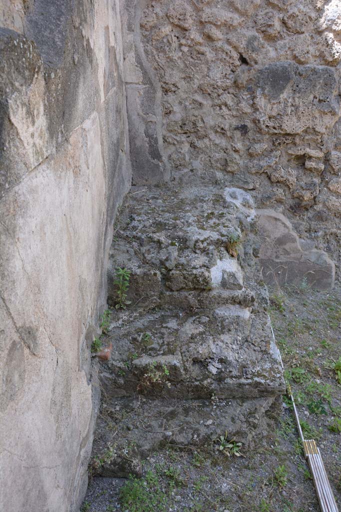 IX.5.5 Pompeii. May 2017. 
Looking west to base of steps against west wall in south-west corner.
Foto Christian Beck, ERC Grant 681269 DÉCOR.
