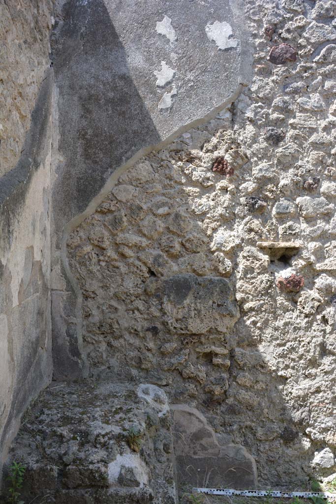 IX.5.5 Pompeii. May 2017. Detail of west wall above steps in south-west corner.
Foto Christian Beck, ERC Grant 681269 DÉCOR.
