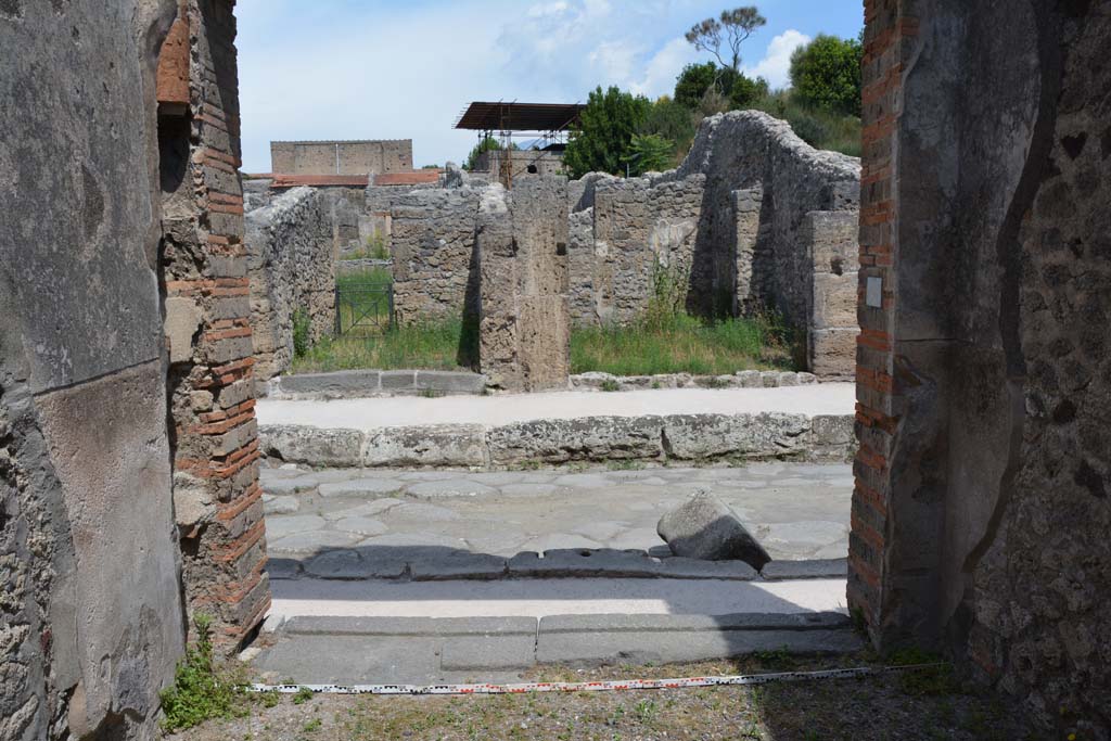 IX.5.5 Pompeii. May 2017. Looking north towards entrance doorway and doorway threshold onto Via di Nola.
Foto Christian Beck, ERC Grant 681269 DÉCOR.

