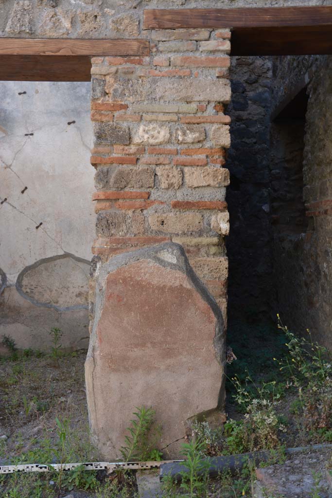 IX.5.6 Pompeii. May 2017. Room n, west side at north end, detail of wall division between rooms v and m.
Foto Christian Beck, ERC Grant 681269 DCOR.
