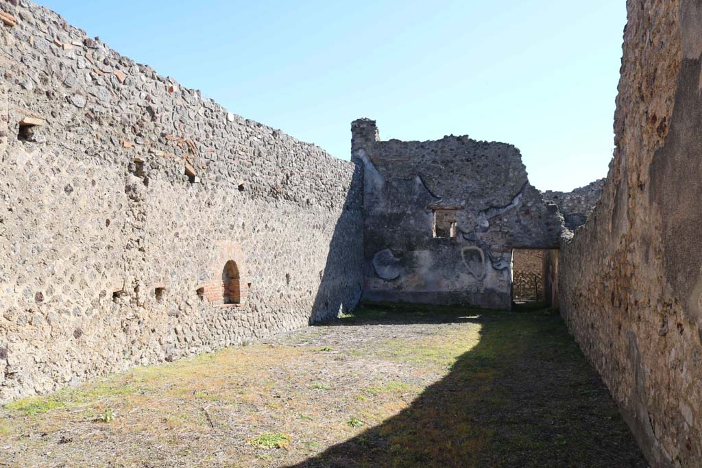 IX.5.6 Pompeii. February 2020. Room u, looking south across garden area. Photo courtesy of Aude Durand.