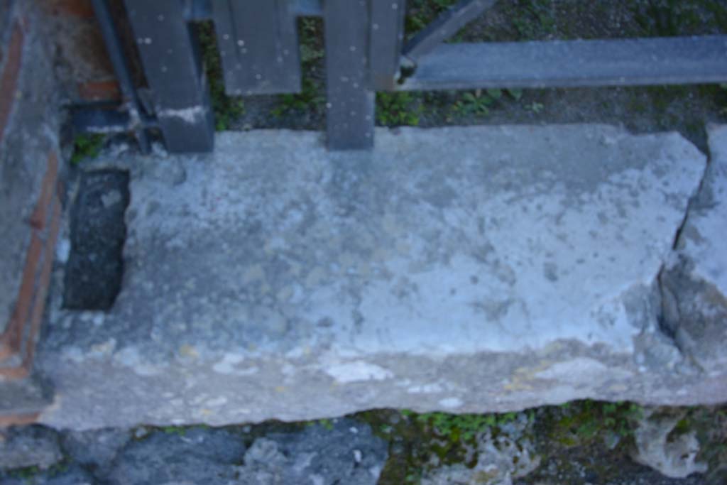 IX.5.6 Pompeii. March 2017. Doorway threshold at east end. 
Foto Christian Beck, ERC Grant 681269 DÉCOR.
