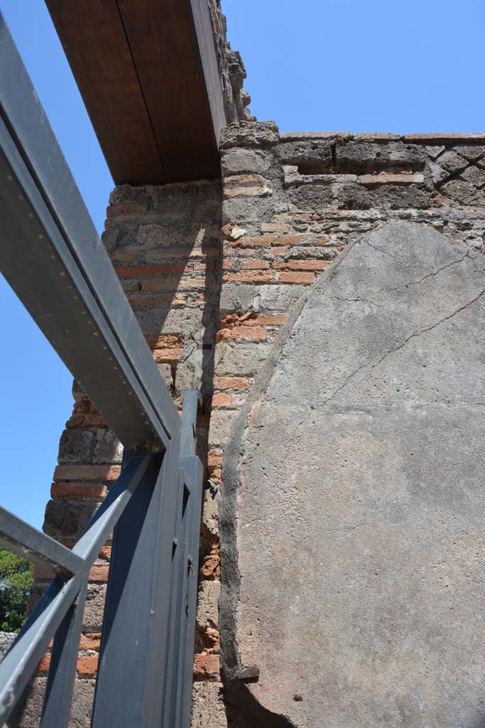 IX.5.6 Pompeii. May 2017. Room a, upper east wall at entrance doorway.
Foto Christian Beck, ERC Grant 681269 DÉCOR.
