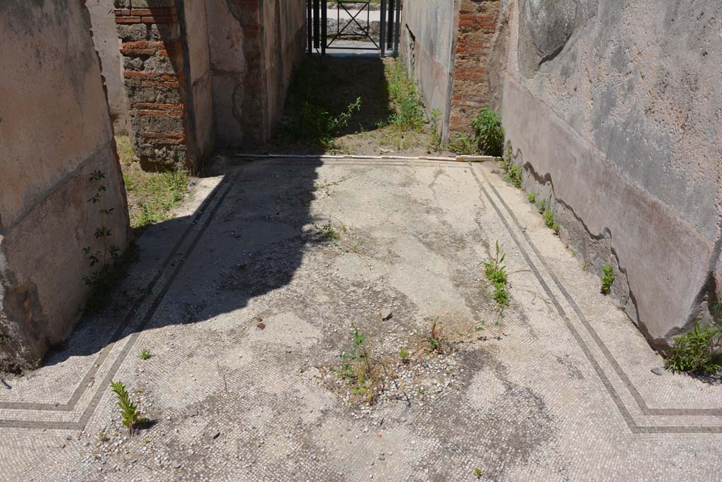 IX.5.6 Pompeii. May 2017. 
Room a, looking north to entrance corridor, with doorway to room b in west wall, on left, and east wall, on right.
Foto Christian Beck, ERC Grant 681269 DÉCOR.

